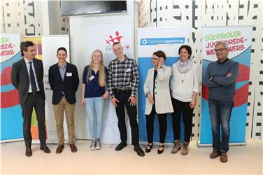 Die Sieger des Jugendredewettbewerbs: Peter Tirler (4. v.l.), Maria Tirler (3. v.l) und Maximilian Demetz (2. v.l.) mit Martin Schweitzer (1. v.l.) Gertrud Verdorfer (5. v.l.), Martina De Zordo (Vorsitzende Jugendring, 6. v.l.) und Klaus Nothdurfter