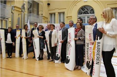 LH Kompatscher und LRin Stocker haben heute den barrierefreien Teppich vorgestellt - Foto: LPA/mb