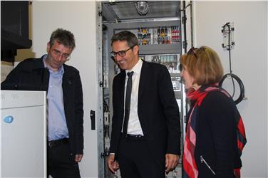 LH Kompatscher und Informatiklandesrätin Deeg haben sich heute im Bereich der Talstation der Rittner Seilbahn ein Bild der neuen Glasfaserkabel - Foto: LPA/rm