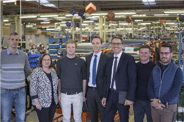 Im Aufbruchstimmung. Das Team der Siac-Lochmann beim Besuch von LH Kompatscher: v.l. Alessandro Collatuzzo, Irene Gallmetzer, Andreas Rinner, Stefan Lochmann, LH Kompatscher, Philipp Herbst, Andreas Baistrocchi. Foto: LPA/Lochmann - V. Pellegrin