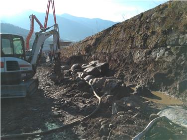 Am Eisack in Vahrn wird gearbeitet, schadhafte Mauerteile werden abgebrochen und mit Zyklopensteinen wieder aufgebaut. Foto: LPA/Agentur für Bevölkerungsschutz