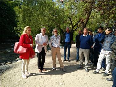 Neuen Naherholungsraum an der Passer in Meran eröffnet (v.li.): Stadträtin Strohmer, Bürgermeister Rösch, Amtsdirektor Spagnolo. Foto: LPA/Agentur für Bevölkerungsschutz/Judith Weissensteiner