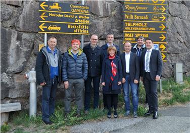 Lokalaugenschein in Pontives mit IT-Landesrätin Deeg, Gemeindeverantwortlichen und Unternehmern./Foto 3D Wood