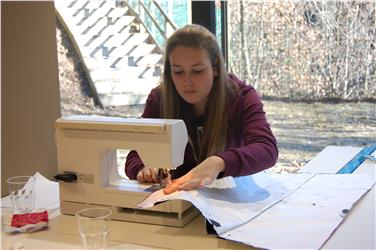 Frankenberger Schülerin beim Upcyclen. Foto: LPA/Fachschule Fankenberg