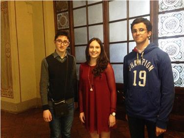 Anna Pernpruner mit Gewinner Simone Corbo (links) und dem Zweitplatzierten Davide Minari