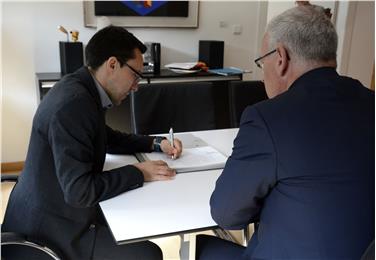Landesrat Tommasini hat heute den Kaufvertrag für neue Räumlichkeiten im Gebäude des Trevi-Zentrums unterzeichnet - Foto: LPA/F. Oliver