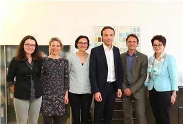 (v.l.n.r.) Amtsdirektorin Ulrike Mahlknecht, Simone Schmid, Abteilungsdirektorin Rolanda Tschugguel, LR Philipp Achammer, Vizerektor Bernhard Fügenschuh und Hofrätin Rosa Maria Reinalter-Treffer vom Büro für Südtirolagenden