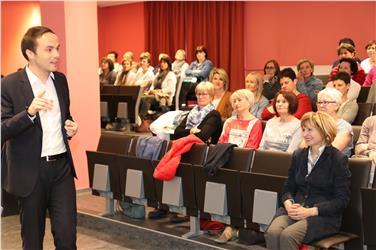 Bildungslandesrat Philipp Achammer begrüßte die Teilnehmer der Personaltagung der Fachschulen und Direktorin Mechthild von Spinn (vorne rechts im Bild). Foto: LPA/me