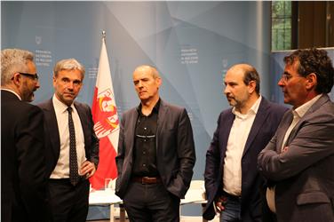 Landesrat Schuler mit dem alten und neuen Leiter der Landesabteilung Landwirtschaft, Martin Pazeller - Foto: LPA/mac