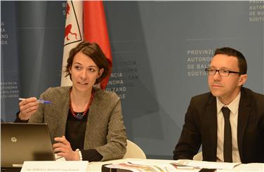 Landesrat Tommasini und Fachfrau Pernetti beim heutigen Informationstreffen - Foto: LPA/Lidia Canins