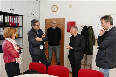 Klaus Oberhollenzer führt LH Kompatscher und LRin Deeg durch das Ahrntaler E-Werk./Foto LPA