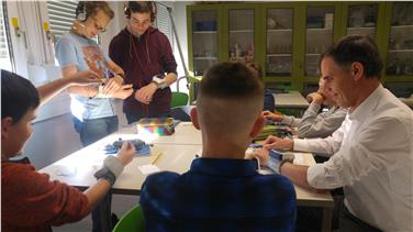 Landesrat Theiner beim Blutdruckmessen an der Station "Musik und Stress"