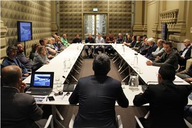 Vor Beginn der neuen Sommersaison sind heute die Schutzhüttenpächter mit LH Kompatscher und LR Tommasini zusammengetroffen - Foto: LPA/mb