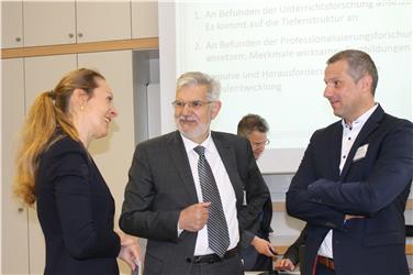 Vizerektorin der Pädagogischen Hochschule Tirol, Irmgard Plattner, Rudolf Meraner, Direktor des Bereichs Innovation & Beratung im Deutschen Bildungsressort und Silvio Herzog, Rektor der Pädagogischen Hochschule Schwyz im Gespräch  Foto