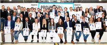 Die frischgebackenen Skilehrer und Skilehrerinnen, denen heute im Rahmen der ProWinter ihre Diplome überreicht wurden - Foto: LPA/ARO