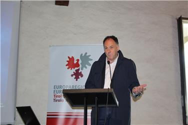 Leo Andergassen, Hausherr auf Schloss Tirol, eröffnet das Euregio-Atelier - Foto: EVTZ/Bendetta Quaiatto