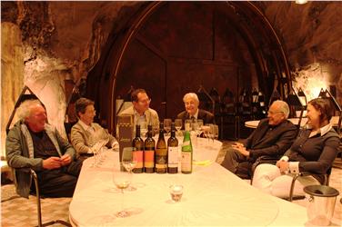 Die Önologen im Felsenkeller der Laimburg: v. li. Enrico Paternoster, Barbara Raifer, Günther Pertoll, Giorgio Grai, Angelo Gaja, Isabella Oss Pinter. Foto: Versuchszentrum Laimburg\fmh
