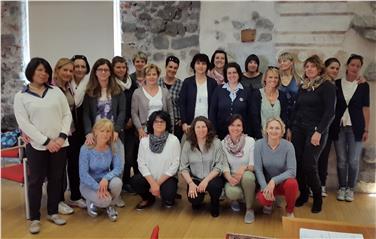 Den Teilnehmerinnen, die das Zusatzmodul Gerontologie abgeschlossen haben, wurde am Freitag das Zertifikat überreicht.