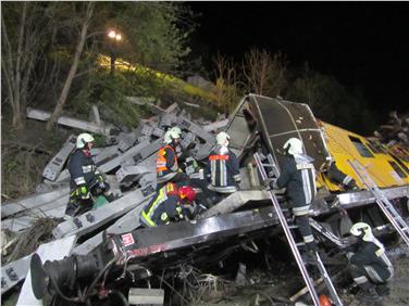 Die Berufsfeuerwehr Bozen war ab 0.45 Uhr mit sieben Leuten unter der Leitung von Roland Meraner am Unfallsort im Einsatz - Foto: Berufsfeuerwehr