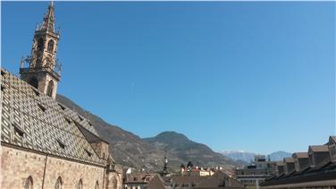 Der April zeigte sich in seiner ersten Hälfte sommerlich; im Bild der Blick auf den Bozner Dom am 12. April. Foto: LPA/Maja Clara