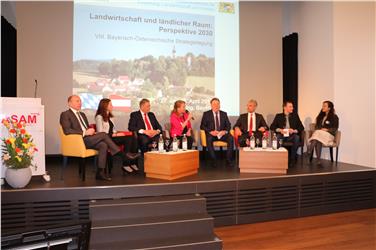 (v.li.) oberösterr. LR Hiegelsberger, Bäuerin Heike Röthenbacher, Min. Rupprechter, Moderatorin Regina Maria Wallner, Staatsmin. Brunner, LR Schuler, Landesvors. bayer. Jungbauernschaft Martin Baumgärtner, Food-Bloggerin Theresa Imre.