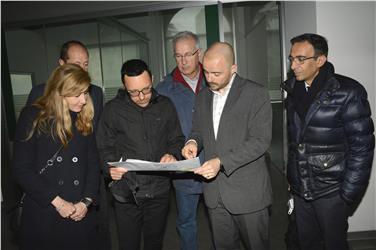 Landesrat Tommasini mit Ressortdirektor Montagner, Abteilungsdirektor Bedin, Abteilungsdirektor Lampis un der Direktorin der Landesbibliothek, Valeria Trevisan - Foto: LPA/sa