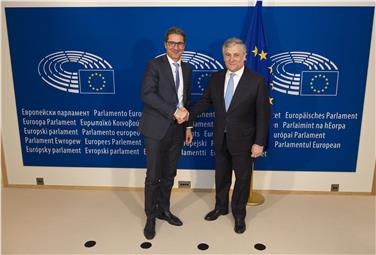 Zum Europatag spricht sich LH Kompatscher für ein lebendiges Europa aus. Im Bild der Landeshauptmann bei seinem Besuch bei EU-Parlamentspräsident Antonio Tajani - Foto: LPA/Horst Wagner