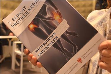 Der zweite Bericht des Landesprothesenregisters wurde heute vorgestellt - Foto: LPA/Barbara Franzelin