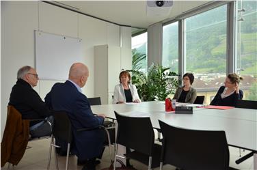 LRin Stocker im Gespräch mit v.l. Claude Rotelli (Volontarius), Antonino Deola (Banco Alimentare), Petra Frei (Amt für Kinder- und Jugendschutz) und Alena Wotka (Referentin für soziale Inklusion) - Foto: LPA/Barbara Franzelin