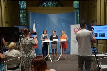 Über medizinische, psychologische und rechtliche Hilfe für Frauen und Mädchen in Kriegs- und Krisengebieten berichtet: Ärztin Hauser (Mitte) mit LRin Stocker (li.), Beiratspräsidentin Oberhammer (re.). Foto: LPA/Barbara Franzelin