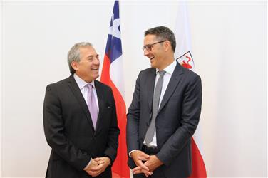 Freuen sich über die Gemeinsamkeiten Chiles mit Südtirol. Im Bild: Der Chilenische Botschafter, Fernando Ayala, und LH Arno Kompatscher. Foto: LPA/mgp
