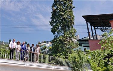 LR Florian Mussner, Gemeindereferentin Marialaura Lorenzin, BM Renzo Caramaschi, Gemeindereferentin Hedwig Gamper, STA-Direktor Joachim Dejaco und BM Paul Romen bei der Talstation der Seilbahn Jenesien (FOTO: Angelika Schrott - www.provinz.bz.it/news