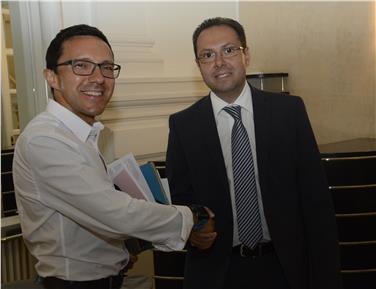 Tonino Tuttolomondo (r.) ist der neue Direktor des Italienischen Schulamtes. Landesrat Christian Tommasini (l.) hat ihm zur Ernennung gratuliert. Foto: LPA/M. Diquirico