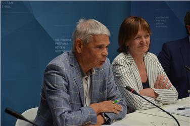 Gemeinsam mit dem Direktor der Landesabteilung Arbeit, Helmuth Sinn, stellte Landesrätin Stocker die neuen Inklusionskriterien vor - Foto: LPA/Barbara Franzelin