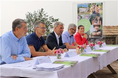 Agrar- und Forstbericht vorgestellt: Landesrat Schuler (Mitte) mit Abteilungsführungskräften (v.li.) Fox (Landwirtschaft), Unterthiner (Forstwirtschaft), Oberhuber (Versuchszentrum Laimburg), Aondio (Berufsbildung an Fachschulen). Foto: LPA/RT