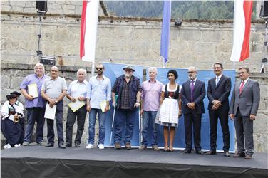 Die Sieger des Fotowettbewerbs "Connecting People" mit den Landeshauptleuten Arno Kompatscher (2. v.r.) und Günther Platter (1. v.r.). Foto: LPA/rm
