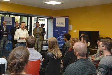 Startschuss für Cohousing in Rosenbach: Landesrat Tommasini bei der Schlüsselübergabe an 24 Jugendliche - Foto: LPA/fgo