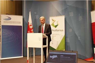 Kernziele des Projektes ProRamus sind die Anerkennung der heimischen Wälder sowie das Hervorheben des lokalen Holz-Fachwissens: Landesrat Schuler bei der heutigen Vorstellung. Foto: LPA/mac