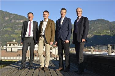 LR Theiner hat heute Anton Aschbacher (2.v.r.) als Abteilungsdirektor verabschiedet, im Bild auch Nachfolger Frank Weber und Ressortdirektor Florian Zerzer - Foto: LPA