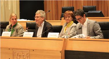 Gemeinsam mit Andrea Kdolsky, Thomas Schael und Chrisitan Steurer stellte Landesrätin Martha Stocker die Fortschritte im Landtag vor - Foto: LPA/fg