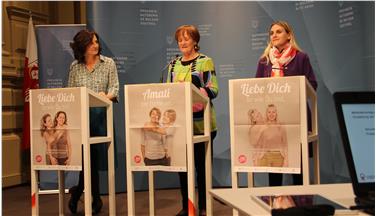 Gemeinsam mit Raffaela Vanzetta von der Beratungsstelle für Essstörungen Infes und Ulrike Oberhammer, Präsidentin des Landesbeirats für Chancengleichheit, stelle Landesrätin Stocker die Kampagne vor - Foto: LPA/ep