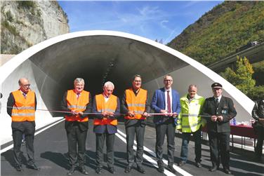 LR Mussner, Pater Hellweck, LH Kompatscher, BM Lintner (Bildmitte) beim Banddurchschneiden zur Eröffnung des neuen Straßenabschnitts (FOTO: LPA/Roman Clara)