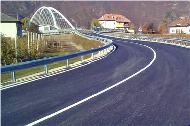 Der neue Straßenabschnitt, der die Bahnunterführung und die neue Brücke für die Zufahrt von Pfatten verbindet, ist ab. 20. November befahrbar (FOTO:LPA)