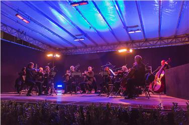 Eine Auswahl des Haydn-Orchester umrahmte jüngst die Enthüllung des neugestalteten Piffrader-Reliefs am Bozner Gerichtsplatz - Foto: LPA/Oskar Verant