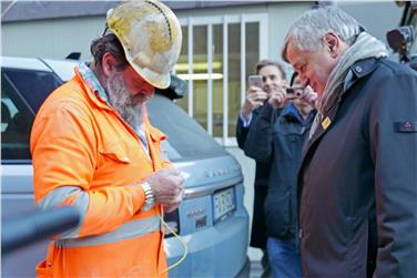Letzte Vorbereitungen für das Zünden der Sprengladung: Dario Ramus und LR Mussner (FOTO: LPA/Roman Clara)