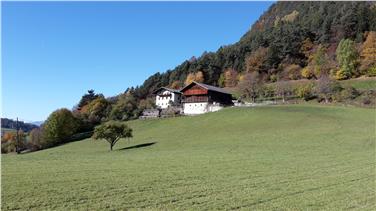 Das Instrument des geschlossenen Hofes - als Beispiel im Bild der Furscherhof in Kastelruth - verhindert ein ständiges Aufteilen der Parzellen. Foto: LPA/Amt für bäuerliches Eigentum