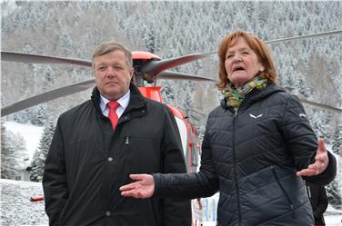 Stellten die neue verstärkte Zusammenarbeit vor: die Landesräte Martha Stocker und Bernhard Tilg - Foto: LPA/Barbara Franzelin