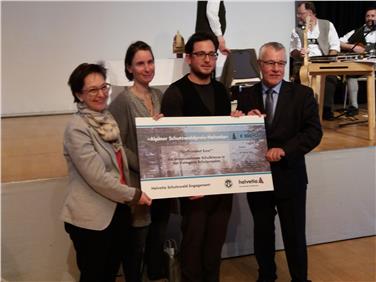 Auszeichnung: Ingo Reiss, Mitglied des Vorstandes Helvetia Deutschland (ganz re.), überreicht den Scheck an (von links) Kathrin Hirber vom Waldkindergarten Naturns, Carmen Fliri, Förster Laurin Mayer aus Naturns. Foto: LPA