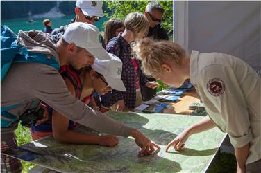 Besucherlenkung und -information ist vor allem in der Hochsaison ein wichtiger Aufgabenbereich der Naturschutzbetreuer. Foto: Landesamt für Naturparke