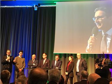 Die EUSALP-Aktionsgruppe Verkehr und Mobilität sei für Südtirol besonders wichtig, da sie Konzepte für einen nachhaltigen kombinierten Straßen-Schienen-Güterverkehr erarbeite, so LH Kompatscher